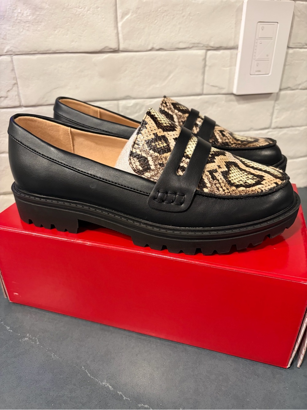 NIB Journee Collection Black Loafer with Snake-Print Accent Sz 7.5 wide